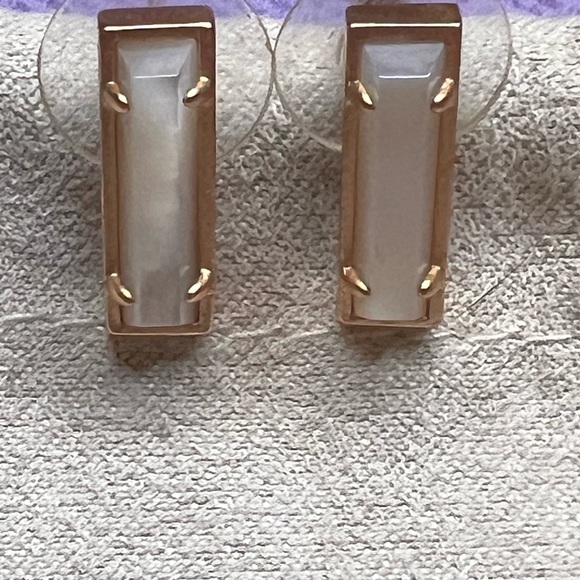 Kendra Scott Lady Earrings - Ivory Pearl/Rose Gold - Picture 3 of 6